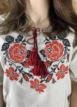 Вышитая женская рубашка с цветочным орнаментом3 фото