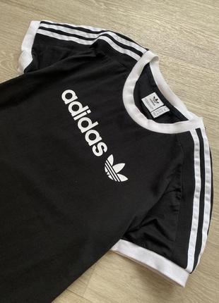 Стильна чорна спортивна футболка adidas xs4 фото