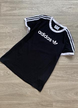 Стильна чорна спортивна футболка adidas xs1 фото