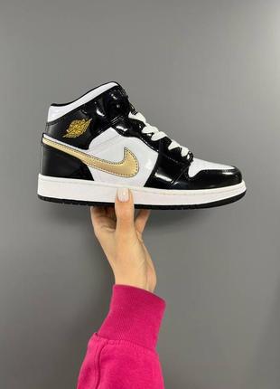 Женские кроссовки лакированная кожа черные с солоты в стиле nike air jordan 1 retro mid patent golden black