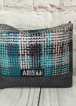 Косметичка! дуже зручна, об'ємна і містка.