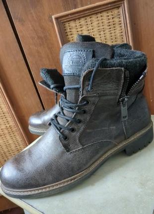 Стильные ботинки модного цвета от известного бренда.