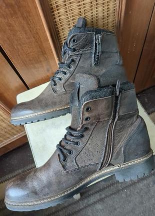 Стильные ботинки модного цвета от известного бренда.