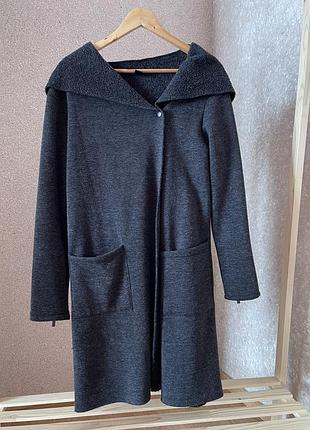 Серый кардиган с объемным капишоном