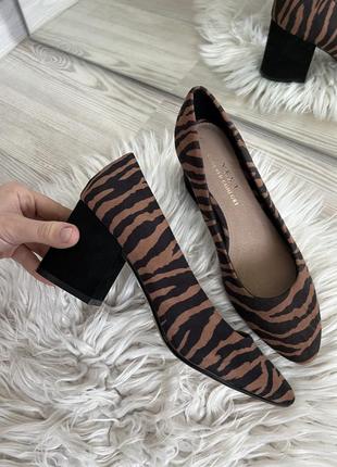 Туфли в леопардовый принт на каблуке1 фото