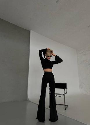 Жіночий трендовий чорний брючний костюм: широкі штани кльош і кроптоп рукава ліхтарики6 фото
