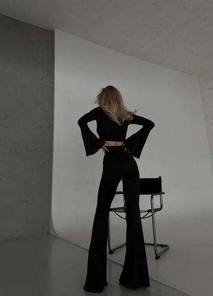 Жіночий трендовий чорний брючний костюм: широкі штани кльош і кроптоп рукава ліхтарики7 фото