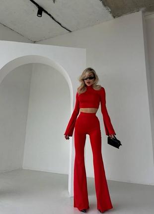 Жіночий трендовий червоний брючний костюм: широкі штани кльош і кроптоп рукава ліхтарики5 фото