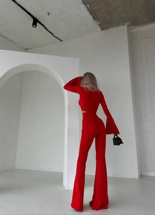 Жіночий трендовий червоний брючний костюм: широкі штани кльош і кроптоп рукава ліхтарики4 фото