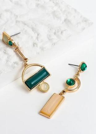 Серьги женские зеленые асимметричные