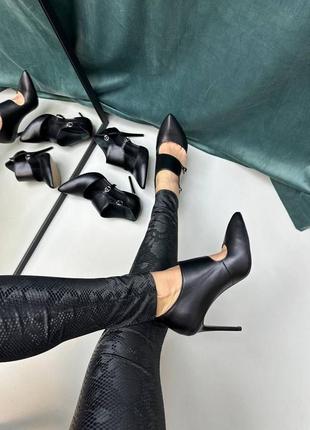 Женские кожаные туфли на шпильке в черном цвете4 фото
