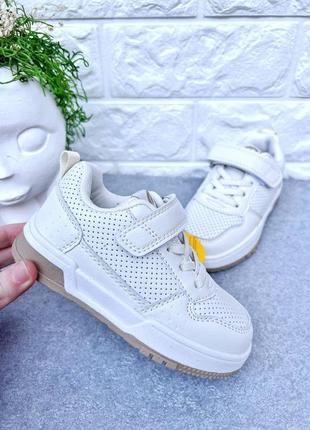Стильные кроссовки