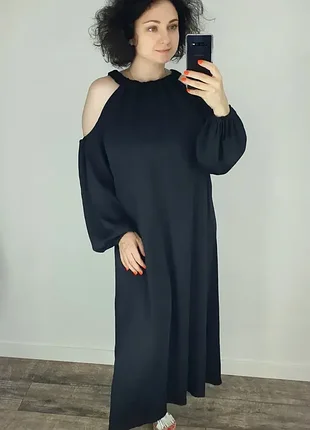 Длинное платье свободного кроя с открытыми плечами