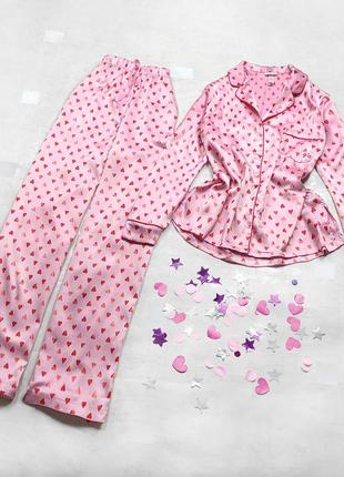 Шикарная брендовая сатиновая пижама с рубашкой и штанами victoria's secret розового цвета в сердечки