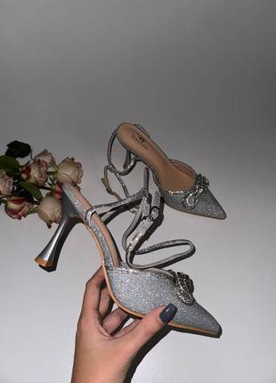 Срібні бліскучі туфлі, які закохують з першого погляду 💫