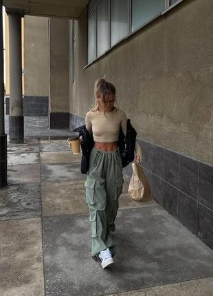 Женские стильные трендовые зеленые брюки карго на затяжках с карманами.5 фото
