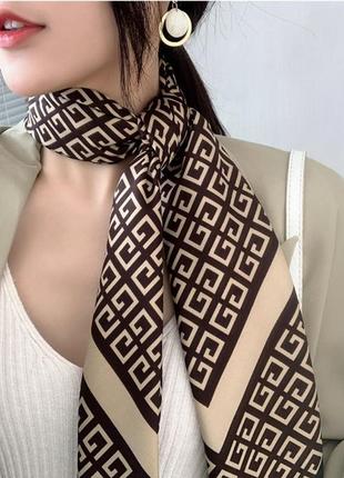 Платок шелковый бежево-коричневый с принтом1 фото