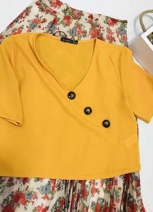 Блузка горчичного цвета с большими пуговицами1 фото