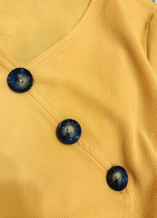 Блузка горчичного цвета с большими пуговицами3 фото