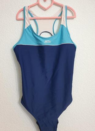 Красивый закрытый купальник