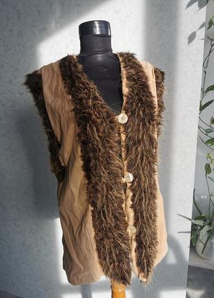 Теплая жилетка, можно под стилизацией украинского костюма