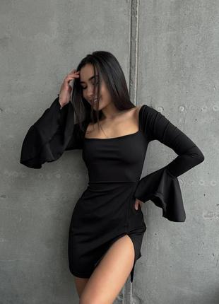 Черное платье мини с клешными рукавами с вырезом на ноге облегающее нарядное стильное трендовое