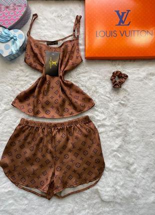 Брендовая качественная сатиновая шоколадная пижама lv майка и шорты s-xl