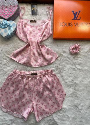 Брендова якісна сатинова піжама lv майка і шорти l-xl