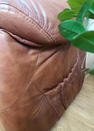 Кожаное мягкое кресло