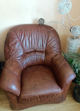 Кожаное мягкое кресло