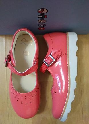 Детские туфли clarks, размер 30. натуральная лаковая кожа