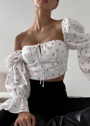Топ блуза белая из муслина в цветочный принт с объемными рукавами и завязками на груди стильный