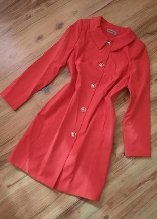 Демисезонный плащ коралового цвета .