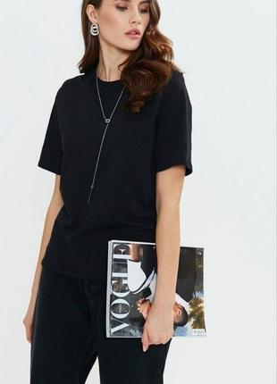 Женская базовая однотонная футболка из хлопка идеальной длины белая черная стильная4 фото