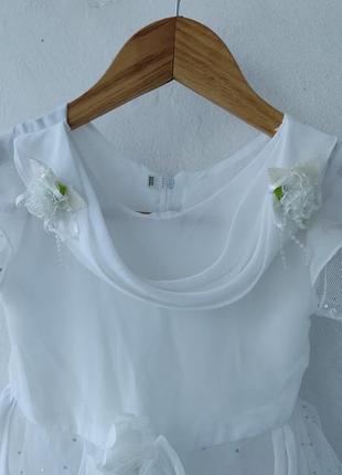 Нарядное праздничное платье белое в садик2 фото