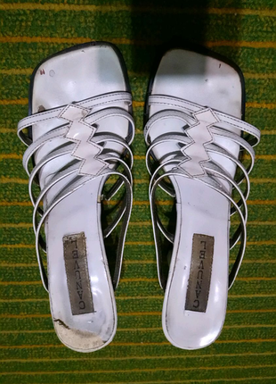 Белые мюли босоножки шлепанцы шлепки на каблуке