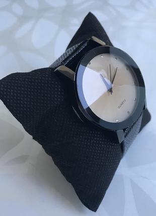 Жіночі чорні наручний годинник з цікавим цифеблатом кожзам світлі2 фото