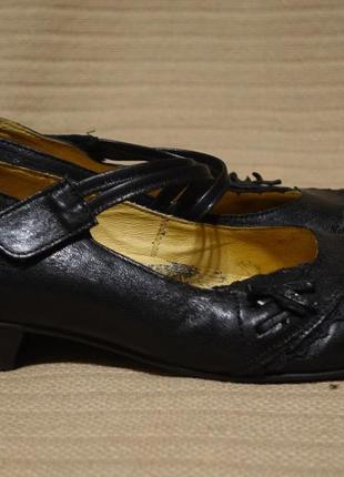 Комфортні чорні шкіряні туфлі на дрібненькому підборі brako запалення 40 р.