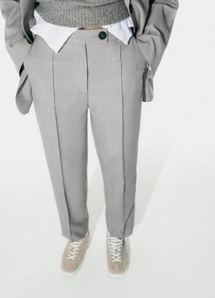 Брюки с завышенной талией и складками спереди