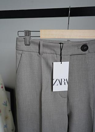 Брюки с завышенной талией и складками спереди