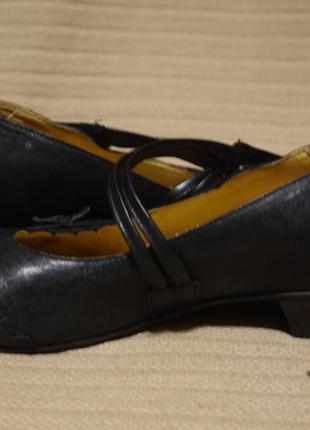Комфортные черные кожаные туфли на меленьком каблуке brako испания 40 р.4 фото