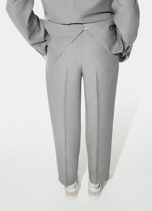 Брюки с завышенной талией и складками спереди