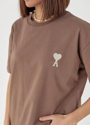 Трендова жіноча футболка амі з вишивкою, футболка кольору мокко з серцем3 фото