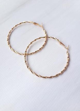 Сережки жіночі кільця перекручені без бренду 6 см золотисті2 фото