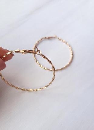 Сережки жіночі кільця перекручені без бренду 6 см золотисті3 фото