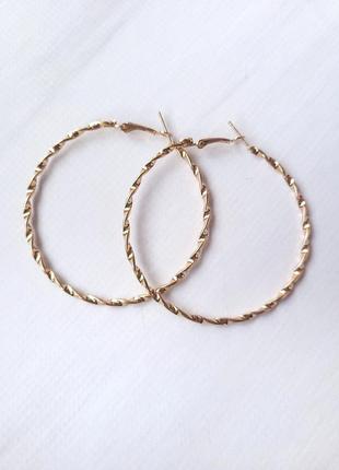 Сережки жіночі кільця перекручені без бренду 6 см золотисті4 фото