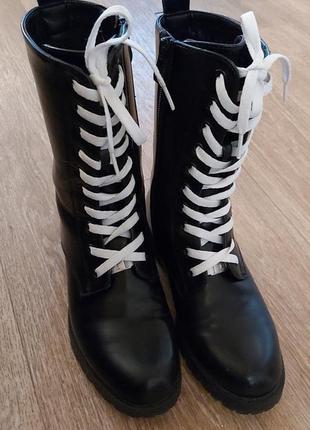 Женские ботинки с белыми шнурками