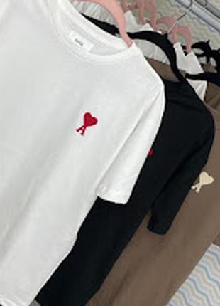 Трендова жіноча футболка амі з вишивкою, футболка кольору мокко з серцем5 фото