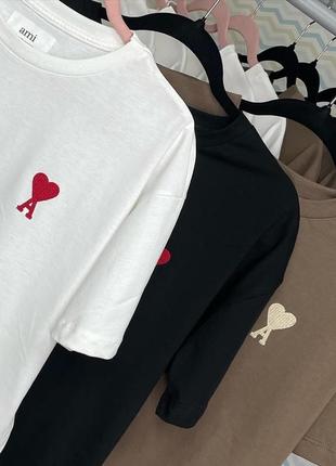 Трендова жіноча футболка амі з вишивкою, футболка кольору мокко з серцем7 фото