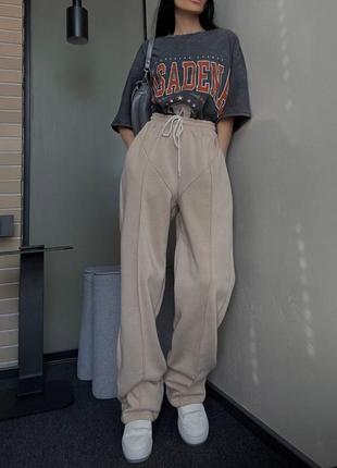 Спортивные штаны на флисе свободного кроя на высокой посадке широкие со стрелками...